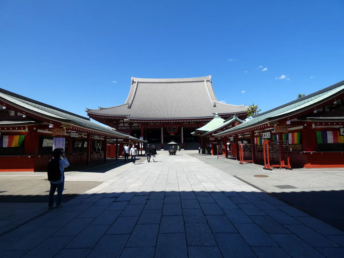 参道の奥に大きな瓦屋根の本堂が見える浅草寺